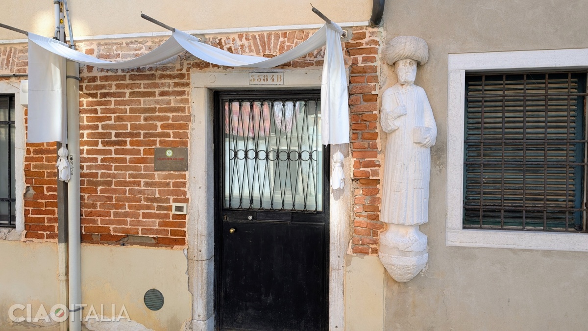 The statue in Campo dei Mori 3384