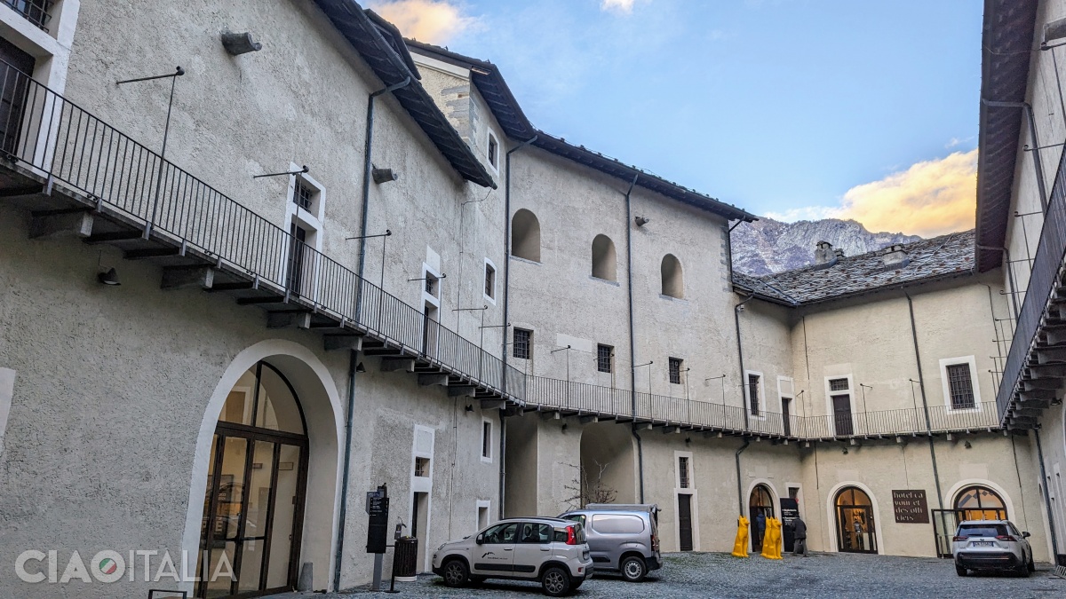 The entrance to the hotel is through an inner courtyard.
