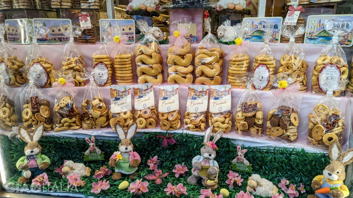 “Buranelli” biscuits, either round in shape or shaped like the letter S.