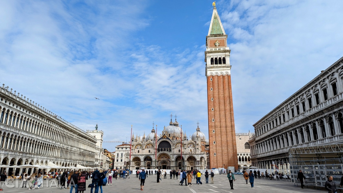 Piazza San Marco, with the Basilica and the bell tower, flanked by the Procuratie buildings.