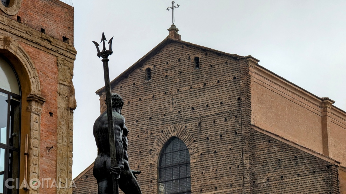 The legend says that the sculptor Giambologna intentionally used this optical illusion.