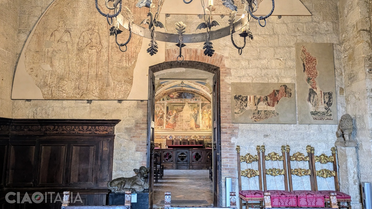 Looking from the Sala della Giunta toward the Hall of the Great Council, you can see both the sketch and the fresco of the Annunciation.