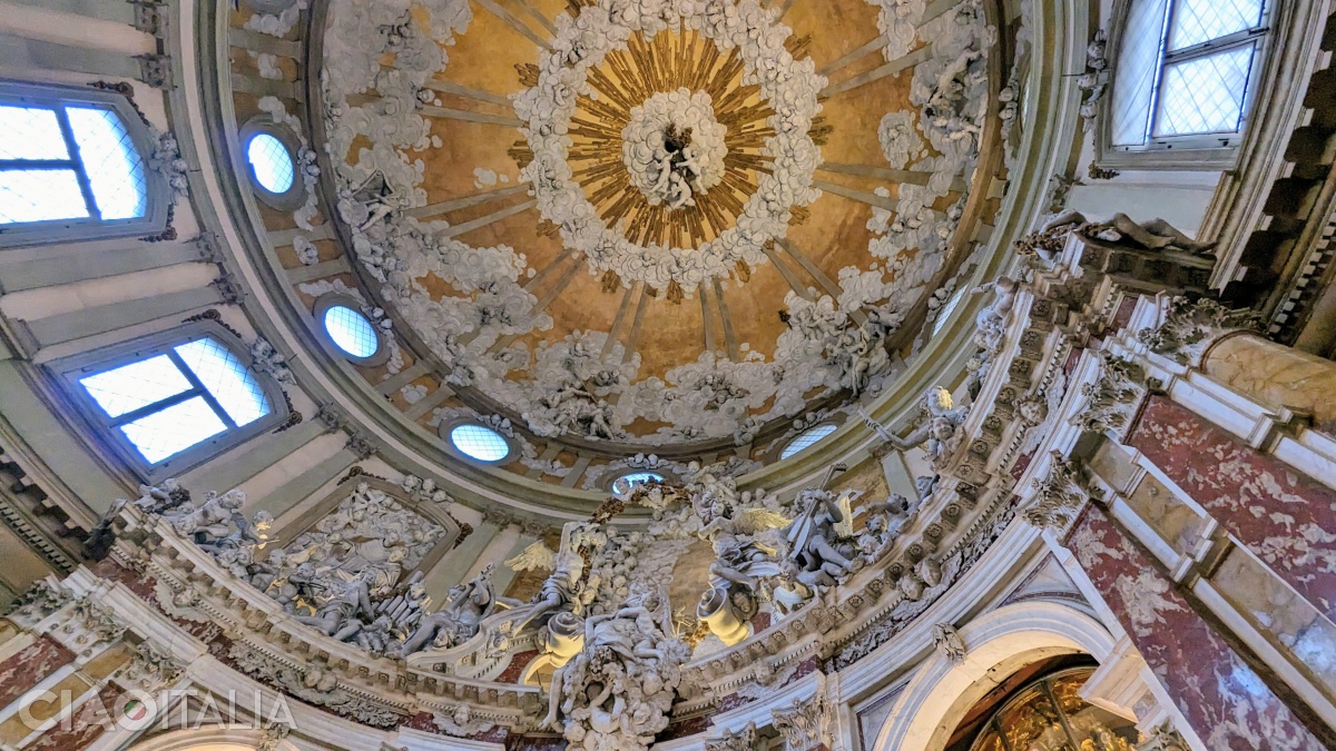 The Chapel of the Relics was built at the end of the 17th century, in the Baroque style.