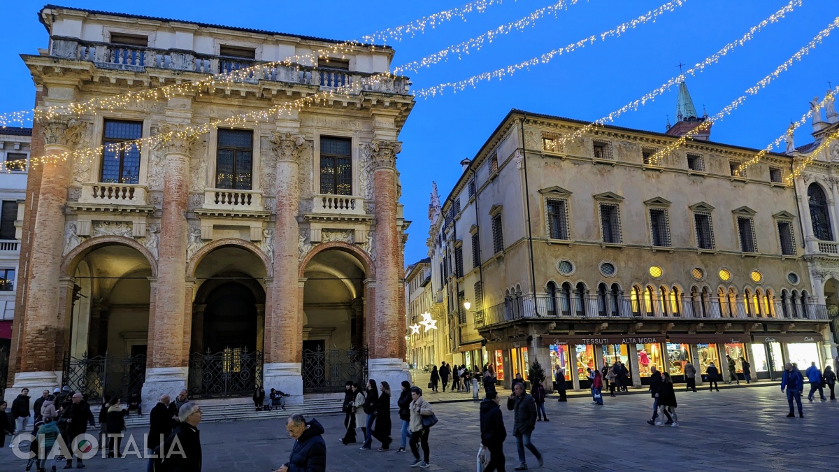 Loggia&nbsp;del&nbsp;Capitaniato (left)