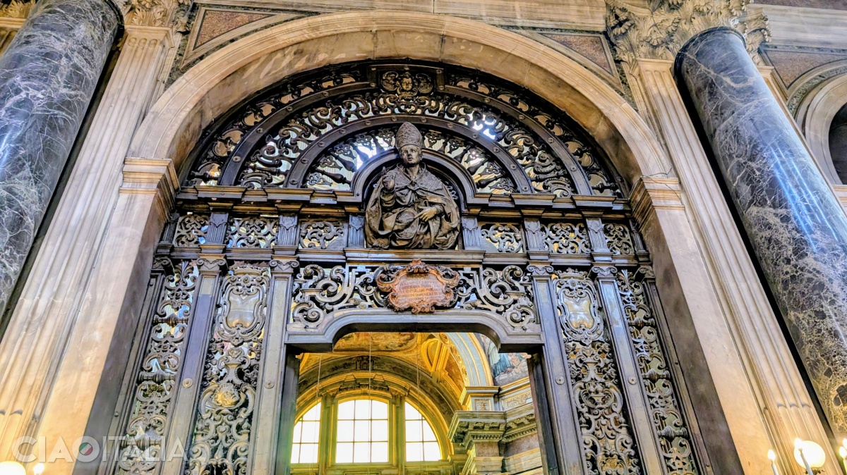 The monumental gate, created by the architect Cosimo Fanzago, features in its upper part the bust of San Gennaro.