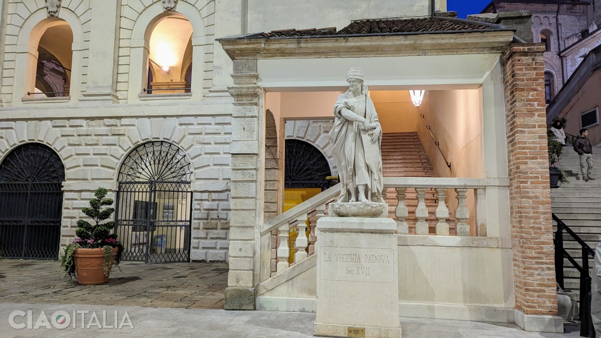The statue of the "Old Padua" is located in the inner courtyard of the Town Hall.