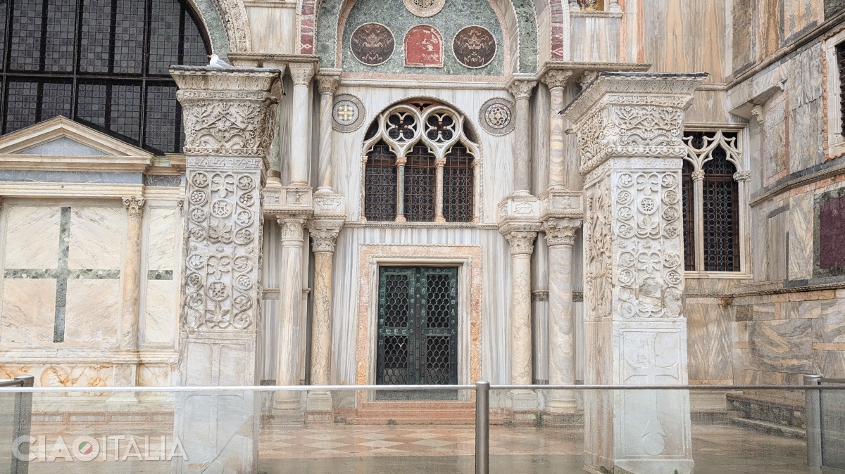 The "Porta da Mar" (to the left) and the "Pillars of Acre", richly carved, are located in front of the sea-facing side of the Basilica San Marco.