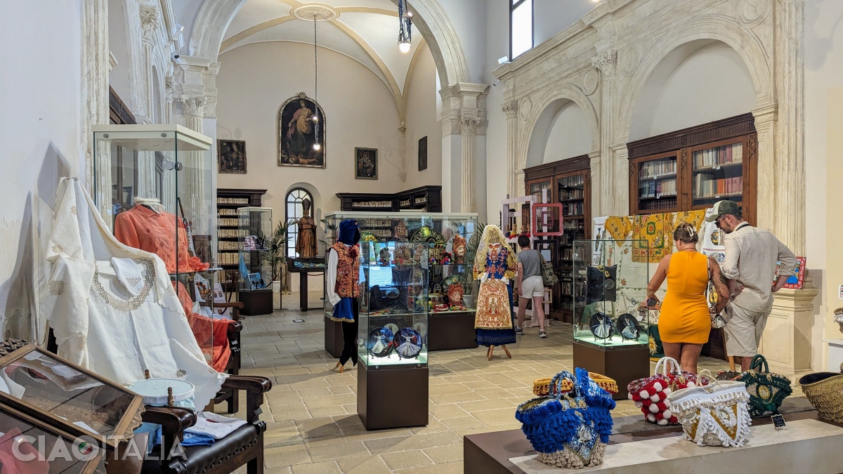 Today, the church houses the Municipal Library, and exhibitions are held inside.