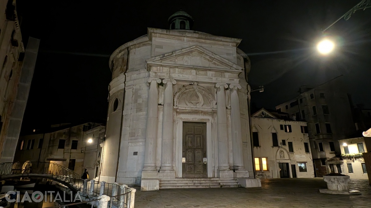 The Maddalena Church has a circular shape.