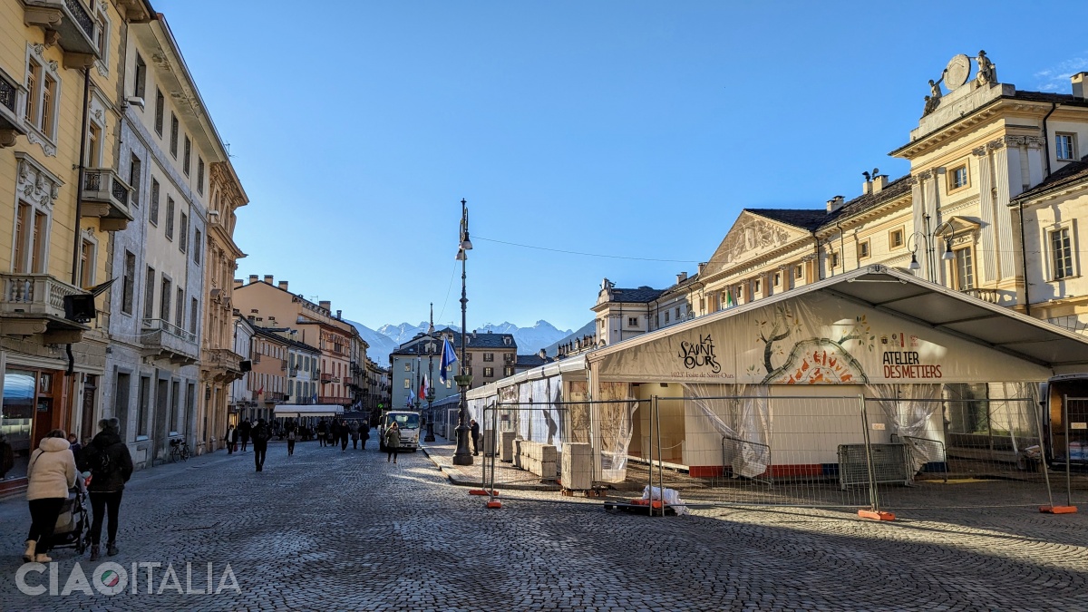 Piazza Chanoux (in the center, preparations are underway for the Feast of Saint Orso)