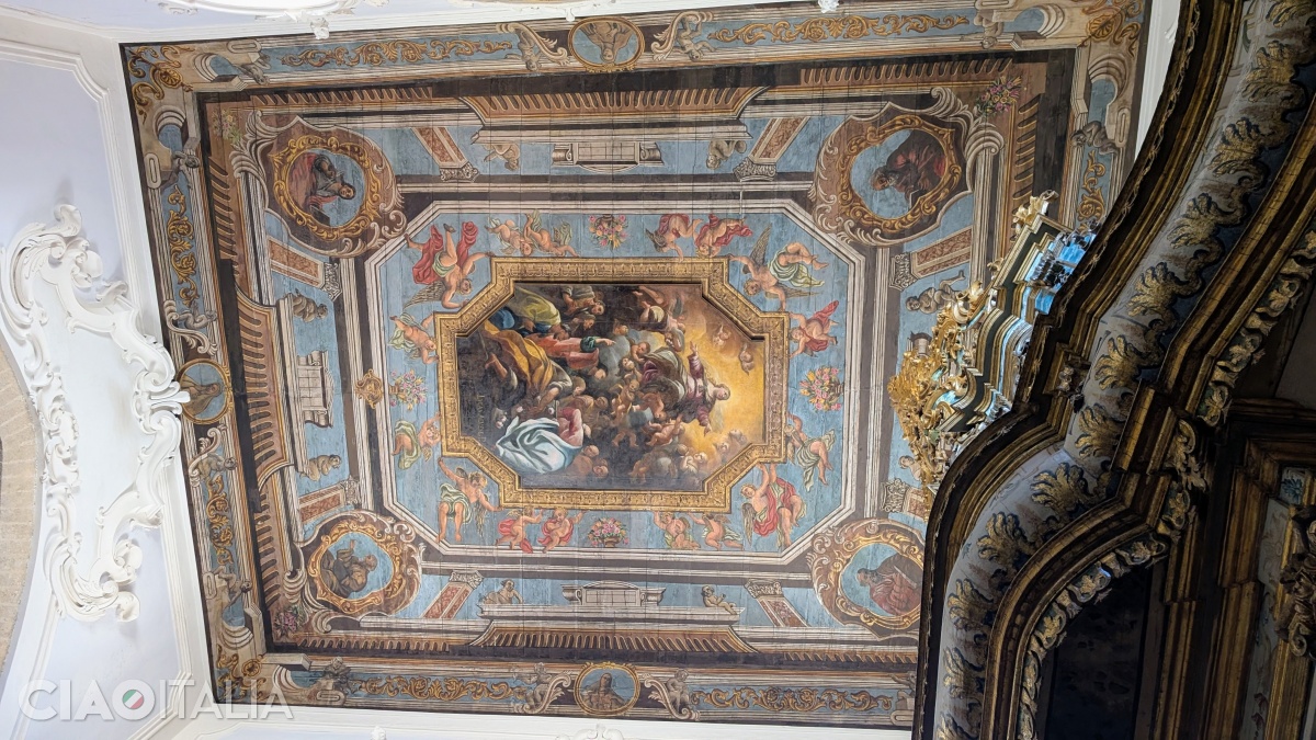 The ceiling was painted in 1720 in the Baroque style.