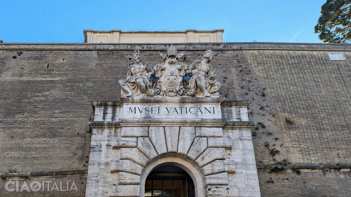 The walls facing Viale Vaticano