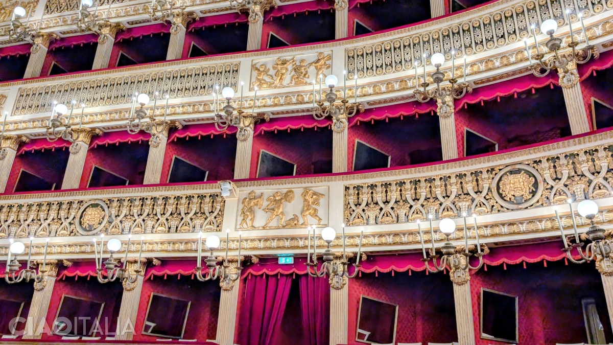 Each box in the first four tiers contains a mirror.