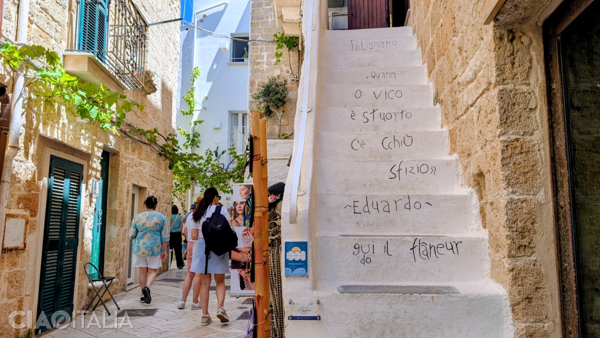 On the steps is written a Neapolitan proverb made famous by Eduardo De Filippo: "Quann' o vico è stuorto c'è chiù sfizio". It means that when a situation is difficult, the pleasure of taking it on is even greater.