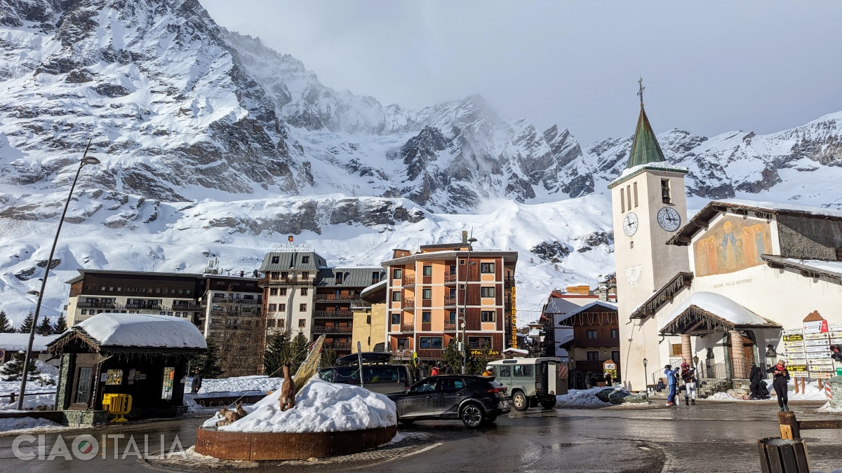 The intersection of Guido Rey and Carrel streets, with the Church of Maria Regina Vallis Augustanae