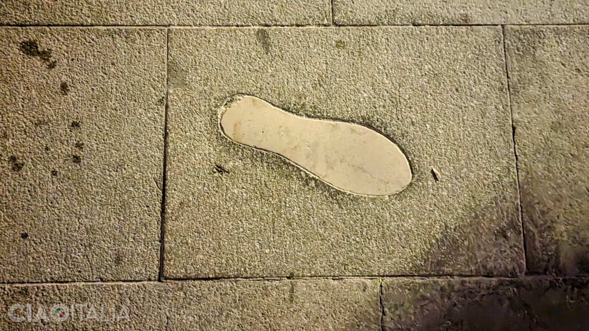 One of the four footprint marks on the Ponte dei Pugni.