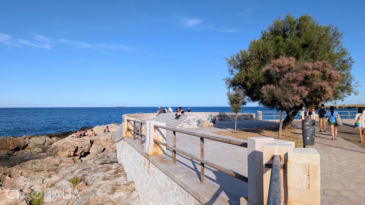 A small amphitheater along the promenade offers beautiful views.