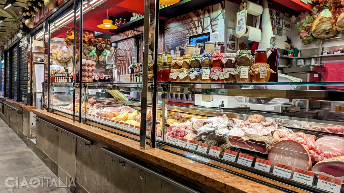 The ground-floor galleries of the palace house small shops selling local delicacies.