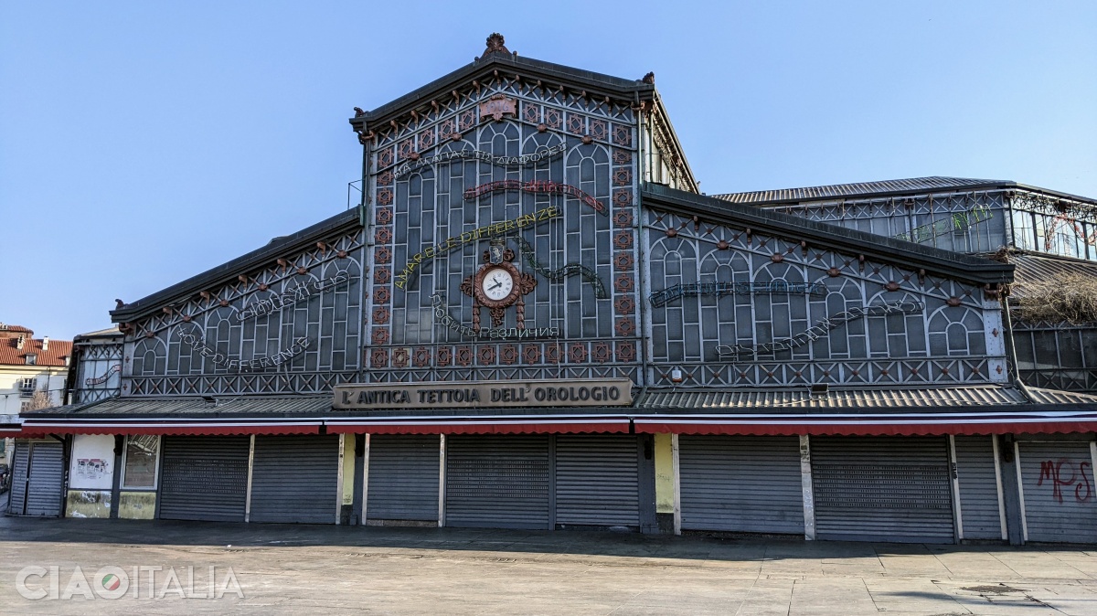 At l'Antica Tettoia dell’Orologio, food products are sold. The market is closed on Sundays.