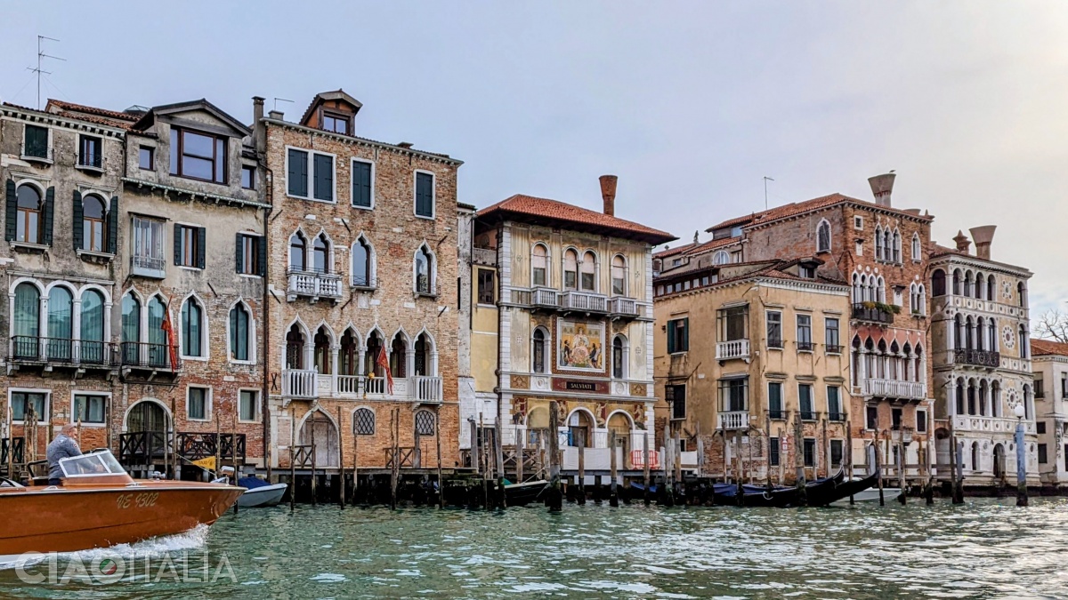 Palazzo Salviati (center) has a fa&ccedil;ade decorated with mosaic.