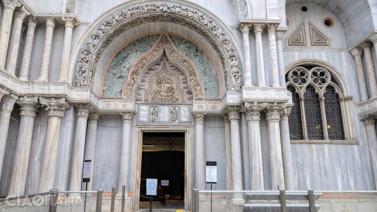 Porta dei Fiori is adorned with a bas‑relief of the Nativity of Jesus. 