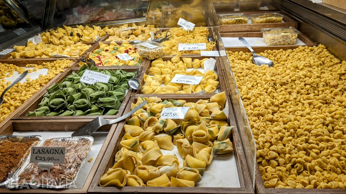 From left to right: balanzoni (the green ones), tortelloni, and tortellini, ready to be cooked.