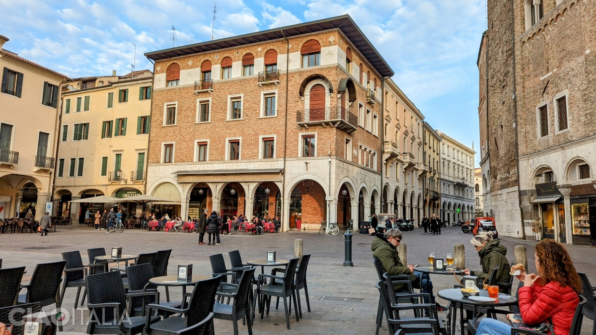Bar dei Osei in Piazza della Frutta