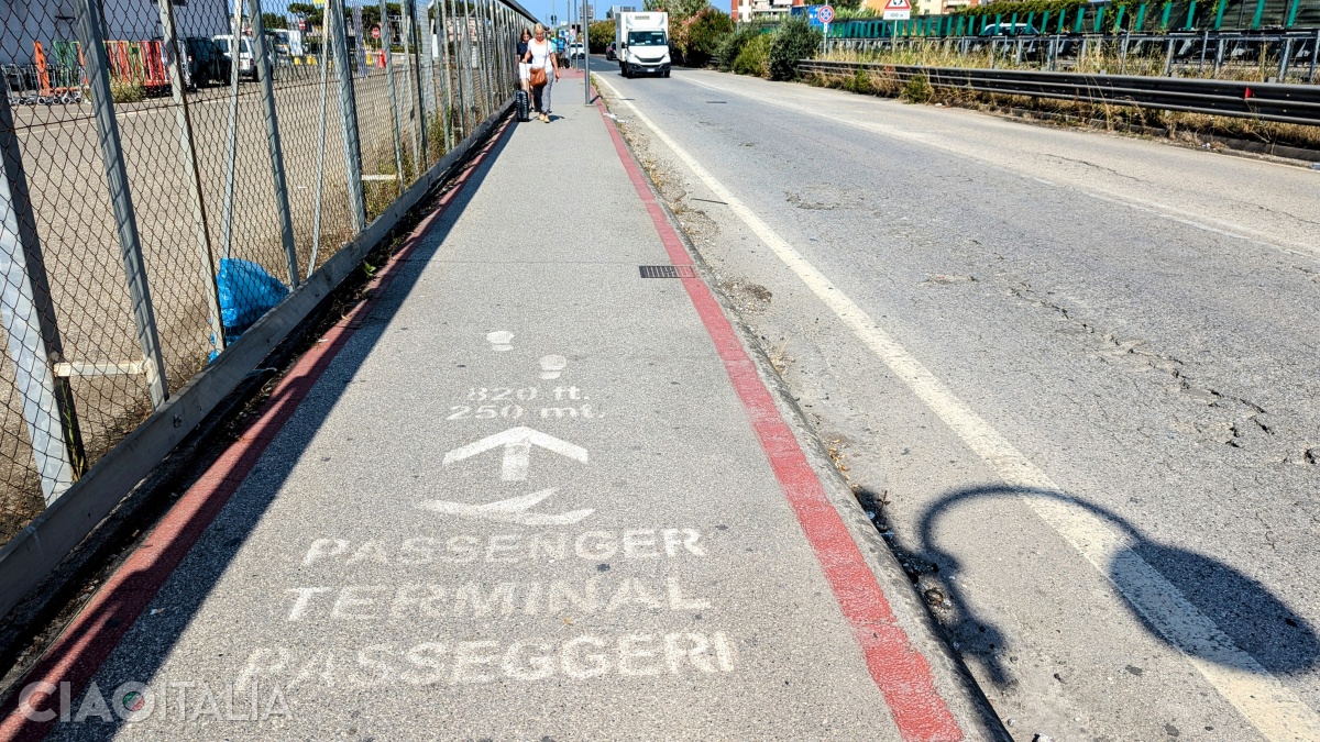 The route between the airport and the car rental terminal is marked with a red line.