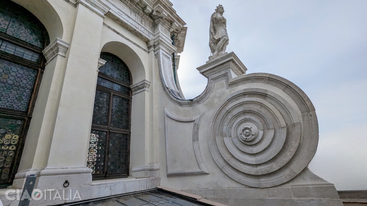 The volutes at the base of the dome serve a supporting function.