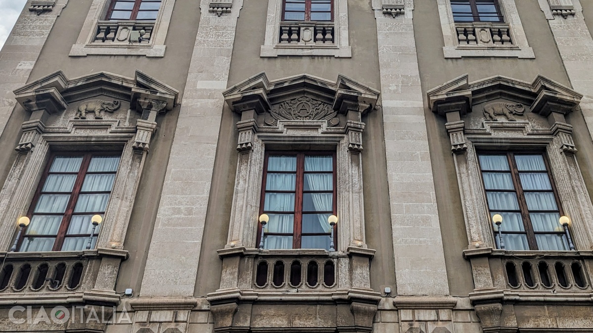 The window pediments are decorated with elephants, alternating with the letter A.