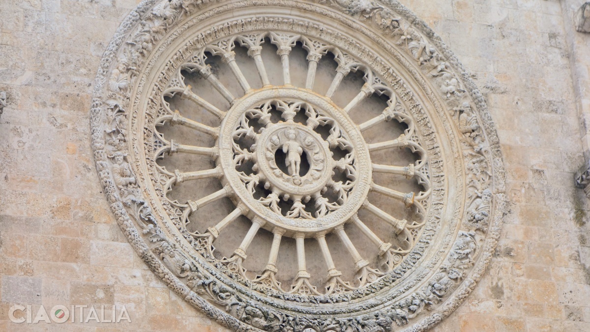 On the outer ring, the rose window is decorated with the busts of the twelve apostles, and at the center is Jesus depicted as Salvator Mundi.