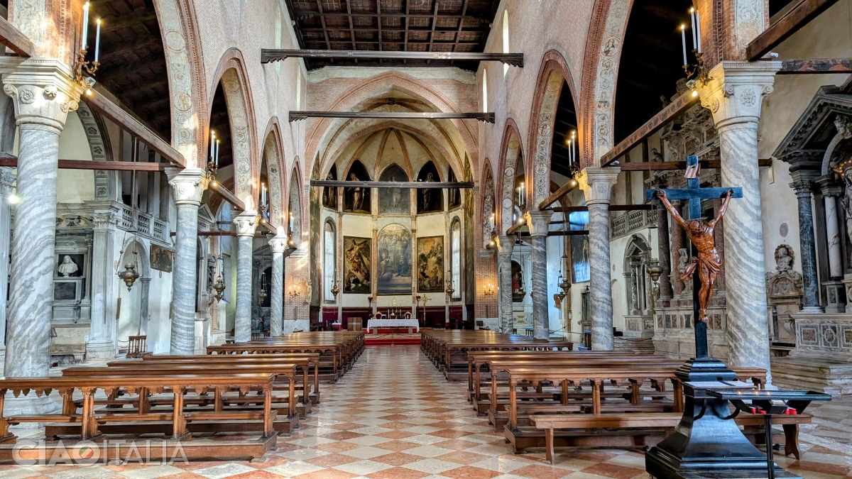 The Madonna dell'Orto Basilica has a basilica plan, with three naves.