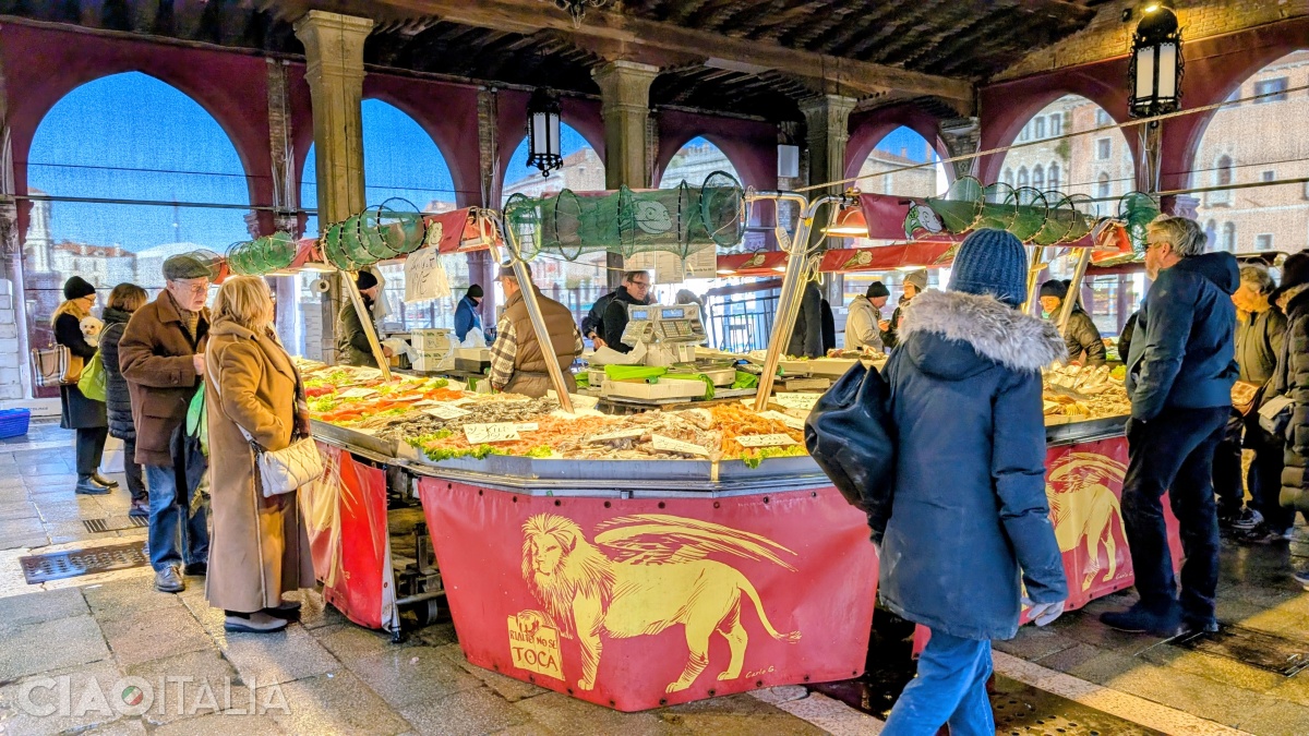 The fish stalls are located under the arcades of the building constructed at the beginning of the 20th century.