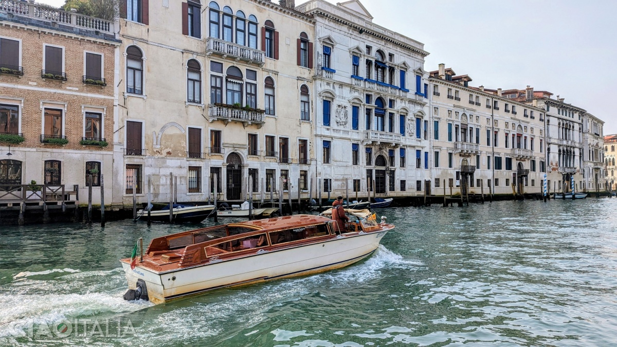 Palazzo Corner Gheltoff, followed by the four Mocenigo palaces (Casa Nuova - the one with blue window frames, Il Nero - the two twin palaces, and Casa Vecchia - in the distance)