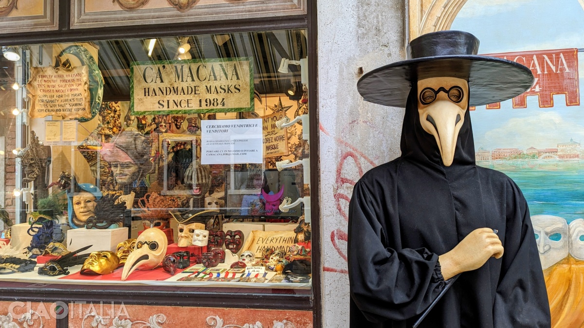 The "plague doctor" mask