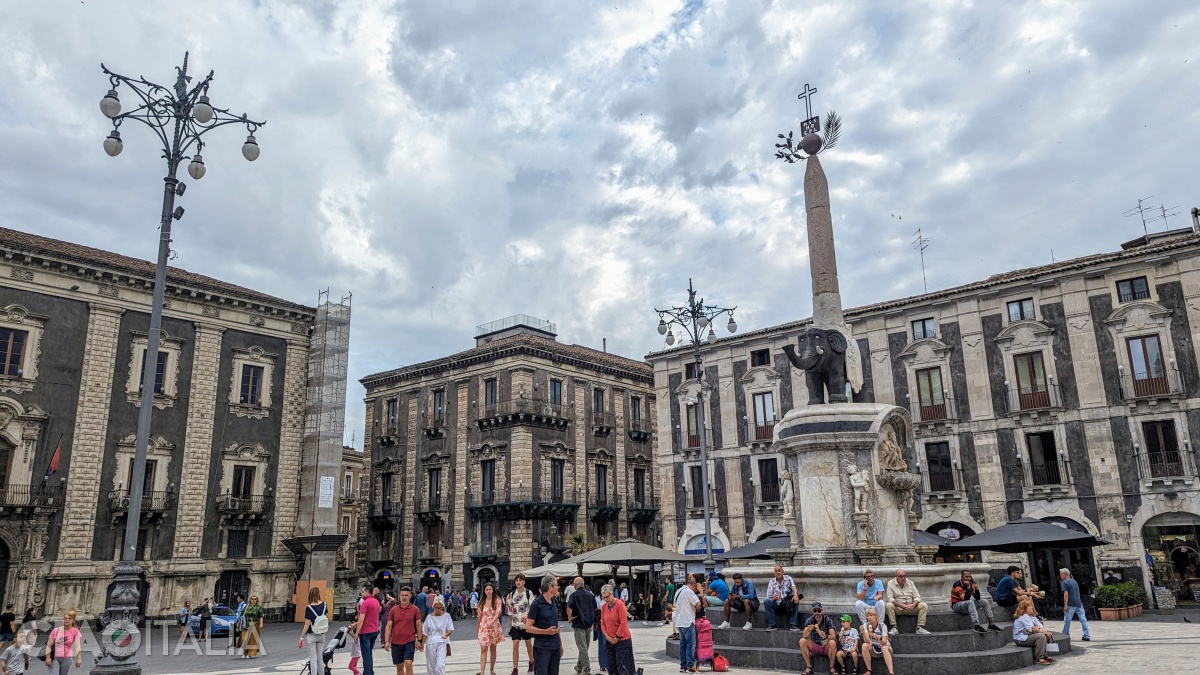 In the center of Catania's Piazza del Duomo is the Fontana dell'Elefante ("Elephant Fountain").