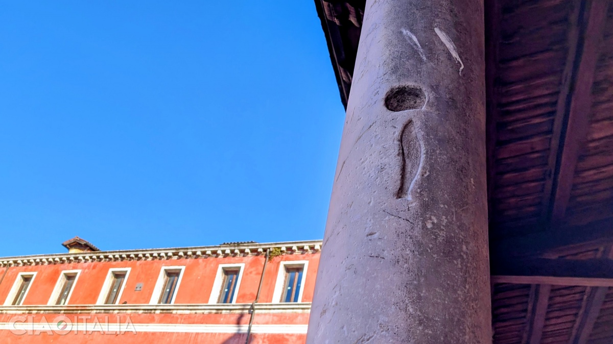 On the second column to the right of the church entrance, the outlines of a fish and an oyster are engraved.
