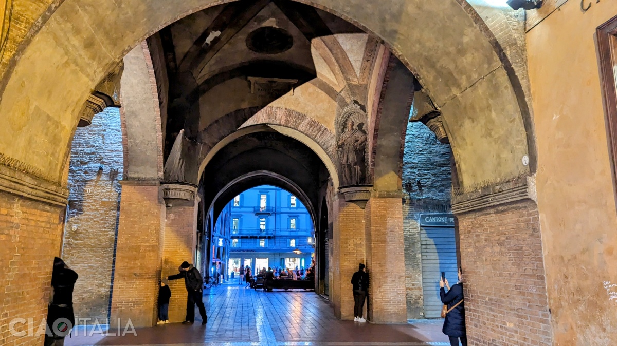 Try the acoustic effect under the Voltone del Podestà!