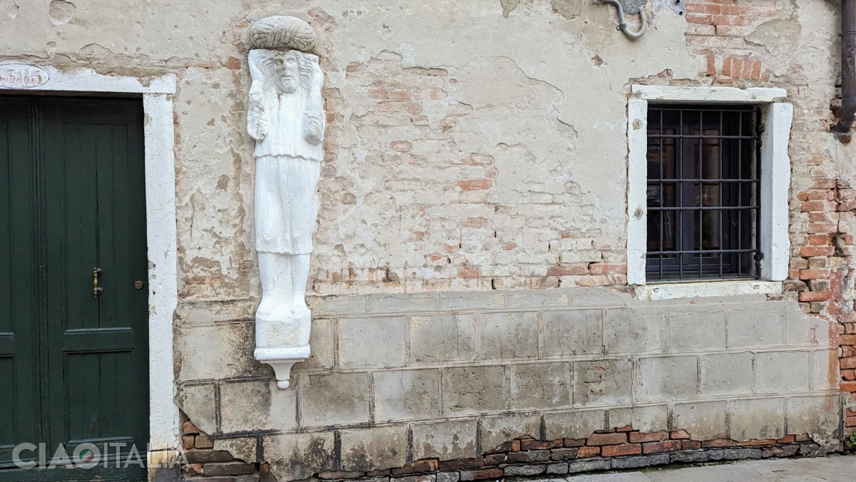 The statue in Campo dei Mori 3385