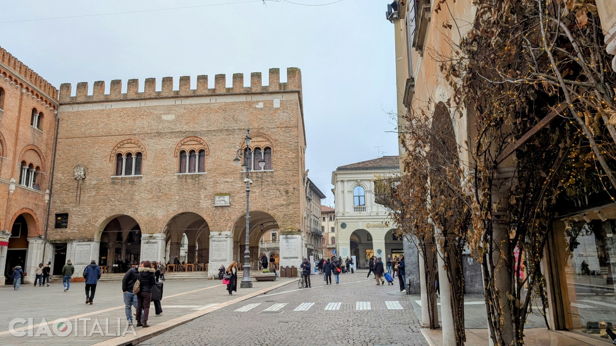 The Palazzo dei Trecento has on the ground floor a loggia built in the 16th century.