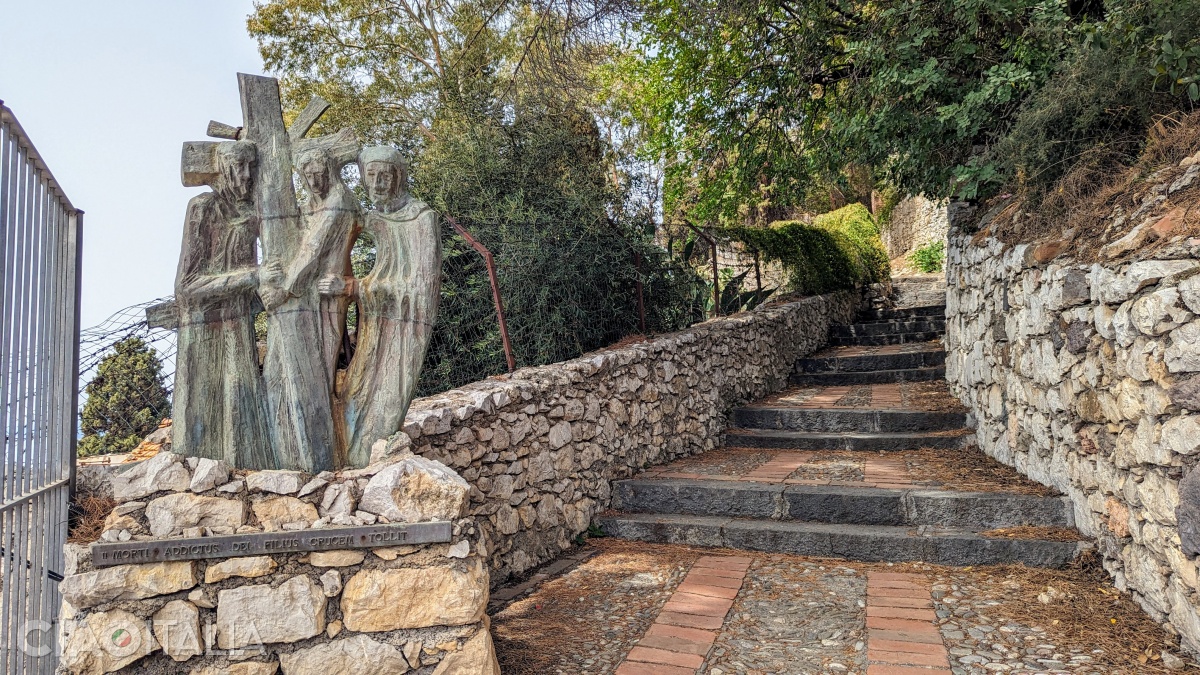 Along the route there are sculptures depicting the Passion of Christ.