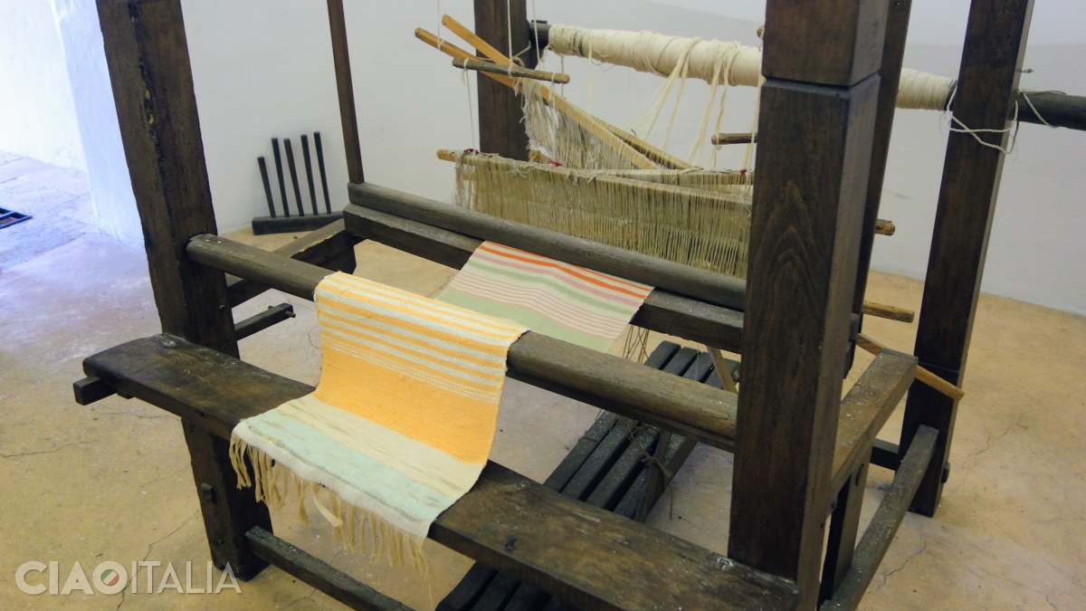 The first floor was used as a guest bedroom, as well as a place for weaving.