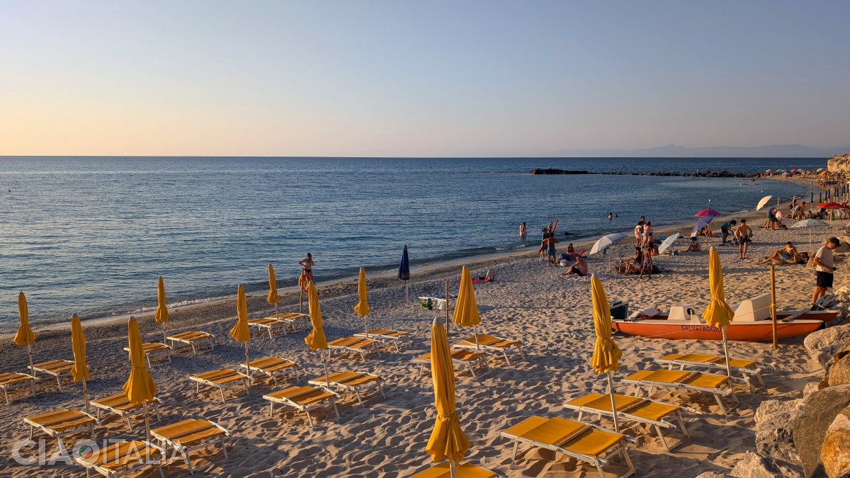 On Spiaggia del Convento, private beach areas ("lidos") alternate with sections of free beach.