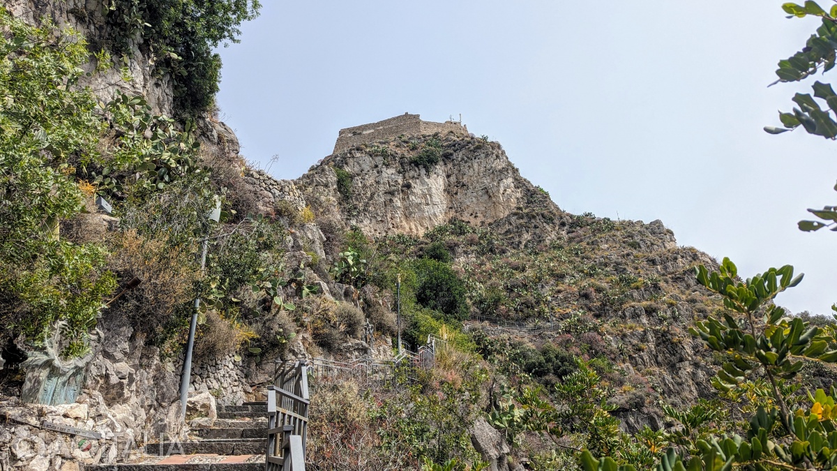 The castle of Taormina is situated on a rock at an altitude of approximately 400 m.