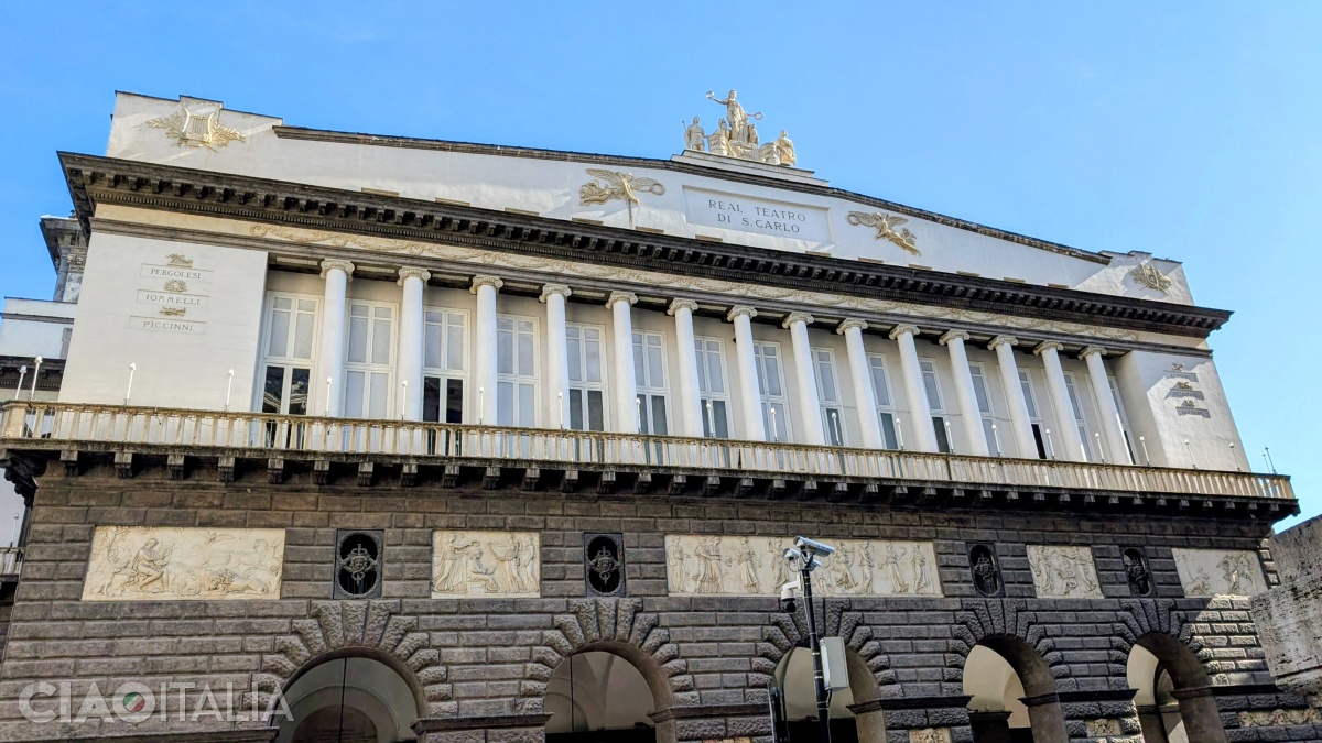 After the fire of 1816, the theatre was rebuilt in the Neoclassical style.
