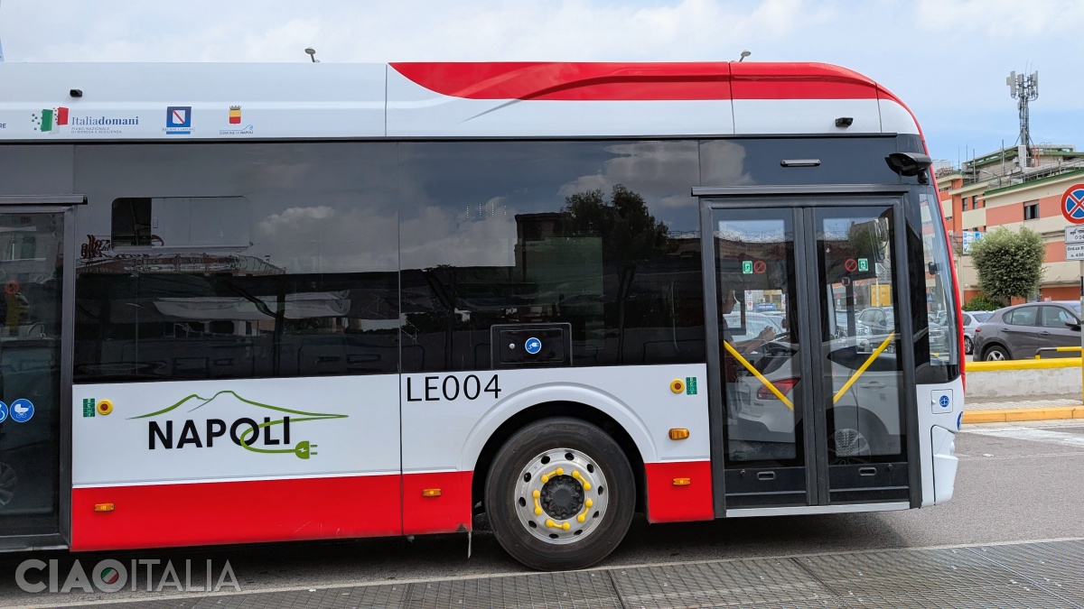 Alibus buses provide the connection between Naples Airport and the city.