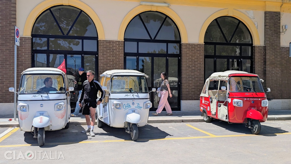 In front of the station, tuk-tuks are waiting for their tourists.