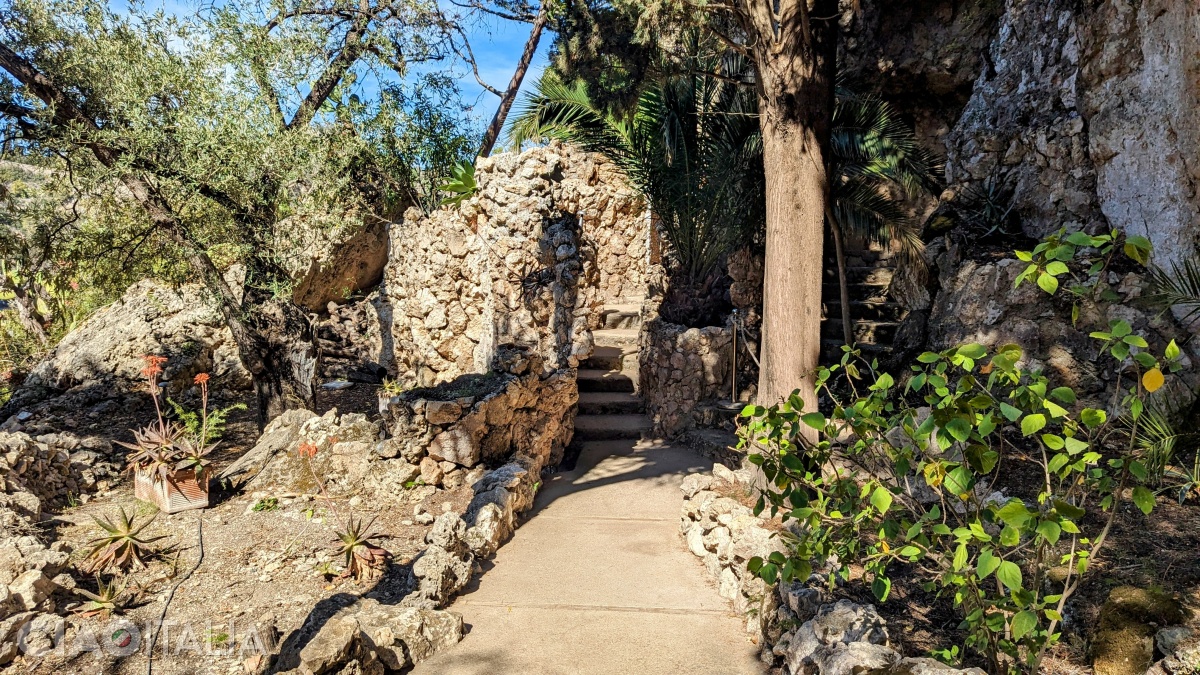 The stone walls are perfectly integrated into the natural surroundings.