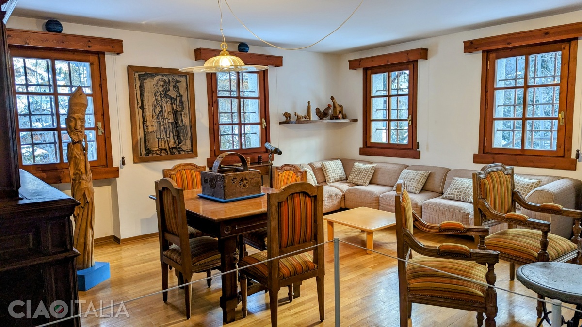 The wooden statue of Saint Grat and the painting depicting Saint Orso are preserved in the house's living room.