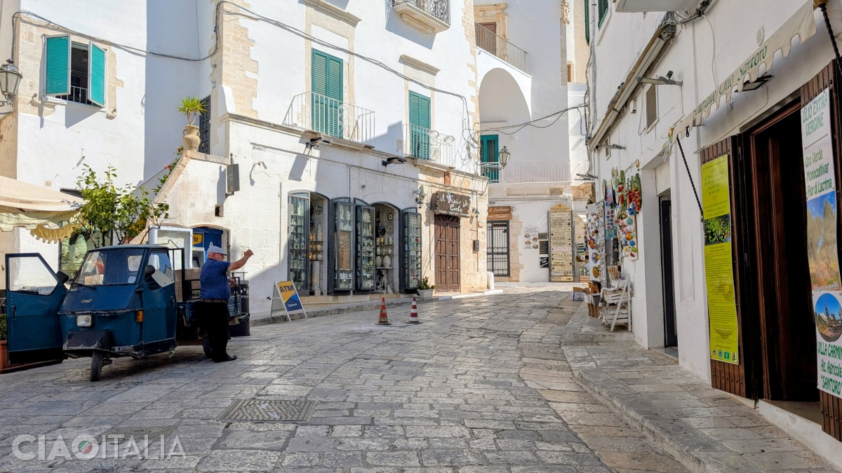 The main means of transport is the charming Ape Calessino.